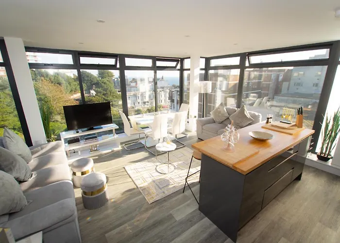 * Panoramic Penthouse With Sea & City Views Bournemouth, United Kingdom