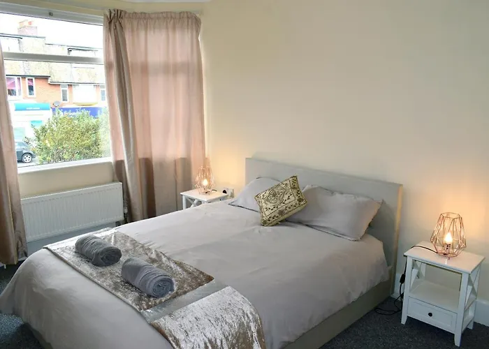 Beach Escape 4 Bedroom House, Sleeps 11, 2 Free Parking, Garden, Wifi, Smart Tv, Newly Decorated Bournemouth, United Kingdom
