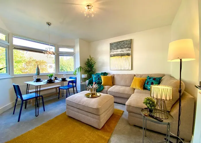 Seaside Serenity: Stylish 2-Bedroom Near Bournemouth's Best Beach