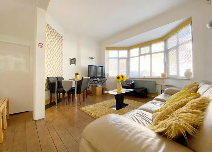 Cosy Old House Free Parking Close To Town & Beach Bournemouth, United Kingdom