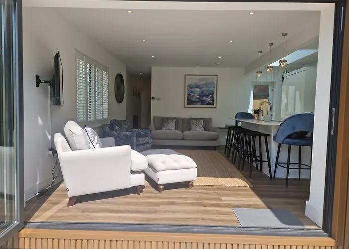 South Coast Beach Holiday Home-3 Bed-Gf-Sleeps 6-Free Parking-Walk To Beach-Private Garden- Families-Professional Groups-Contractors Welcome Bournemouth, United Kingdom