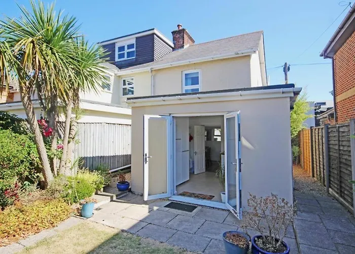 Palm Trees By Bournecoast - A Lovely Two Bedroom Victorian Holiday Home Located In A Popular Area - Hb8500 Bournemouth, United Kingdom