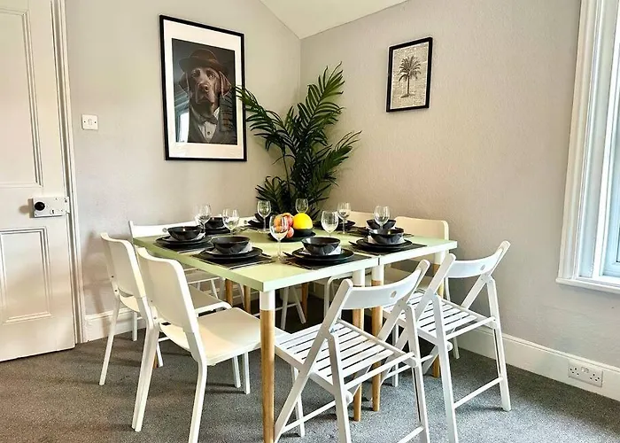 Coastal Comfort Duplex: Spacious 4-Bedroom Near Beach Bournemouth, United Kingdom
