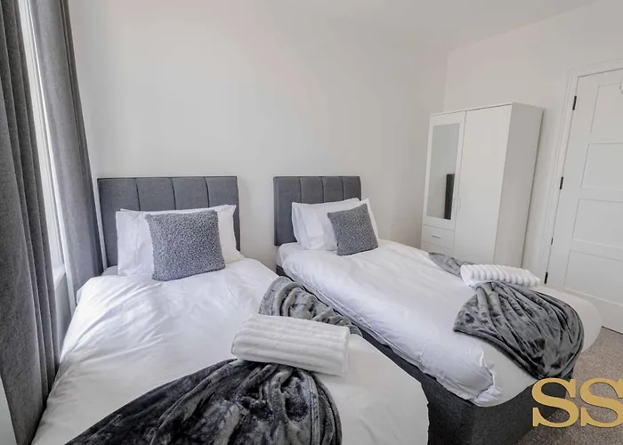 Pearl Penthouse: O2 Academy Proximity with Beach Access Bournemouth, United Kingdom