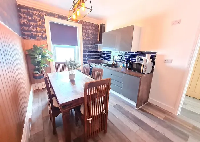 Yellow Lemur Apartment - Lemur Lodge - Short Stroll To The Beach - Free Wifi Bournemouth, United Kingdom