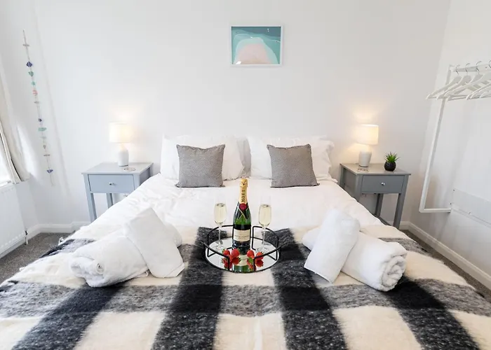 Ocean Breeze - 1 Minute From The Beach - 10 Minute From Bic - Fast Wi-Fi - Smart Tv Bournemouth, United Kingdom