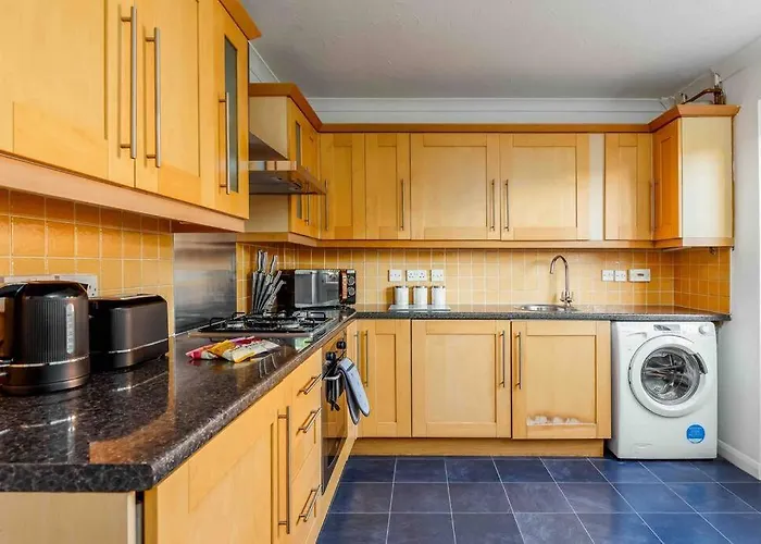 2 Bedroom House-Driveway - Bournemouth Hospital - Long Stay Discounts - Lima Apartments Ltd, United Kingdom