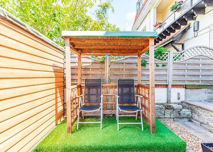 Princes Court By Bournecoast- Holiday Apartment With Patio Garden, Parking And Wifi - Fm8455 Bournemouth, United Kingdom