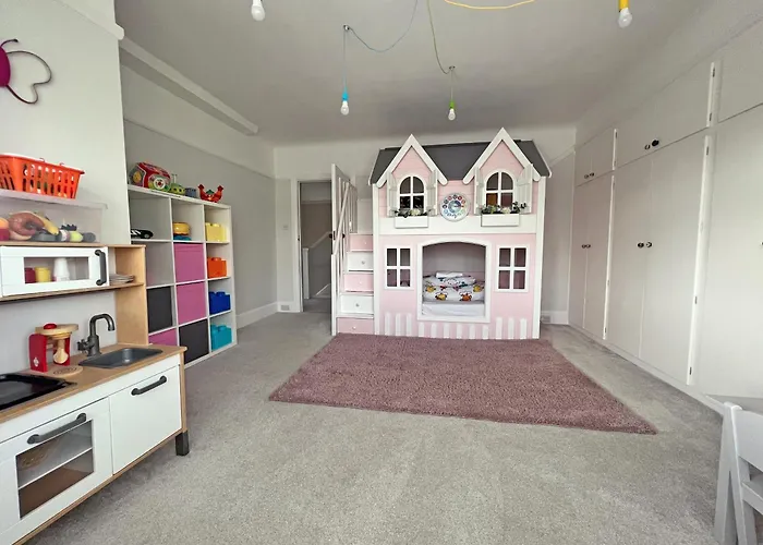 Four Bedroom Family Abode With Hot Tub, Garden And Bbq Bournemouth, United Kingdom