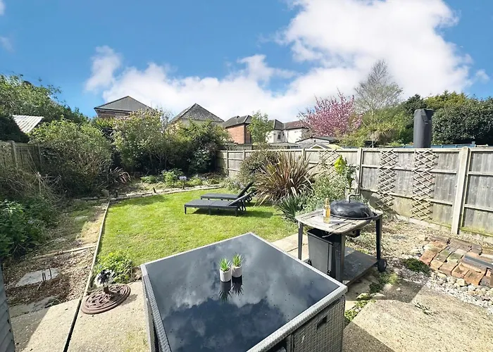 The Capstone Retreat - Beautiful Detached Family Home By Coastline Retreats, Arcade Machine, Parking, Bbq Bournemouth, United Kingdom