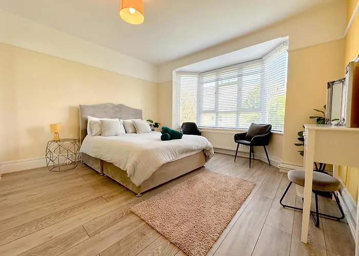 Bournemouth 3 Bedroom - Parking
