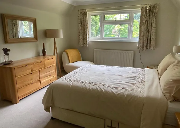 Charming Bournemouth House With Beautiful Spacious Gardens, 5 Min Drive To Beaches, Free Parking For 2-3 Cars, United Kingdom
