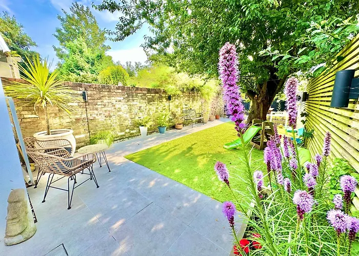 Family Three Bedroom Home - Outbuilding Games Room - Walk To Town And Beach - Free Parking Bournemouth, United Kingdom