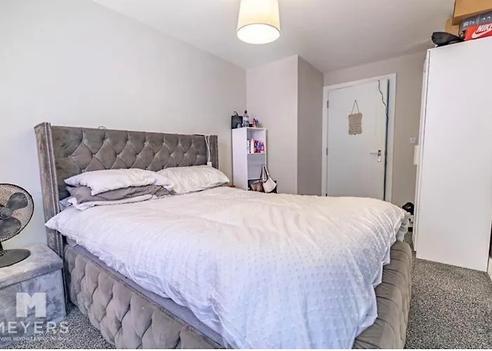 2 Bedroom Spacious Apartment Sleeps 5 Bournemouth, United Kingdom