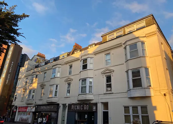 The City Surf Apartment - By Coastline Retreats - Free Parking Included - Sleeps 5 - City Centre Bournemouth, United Kingdom