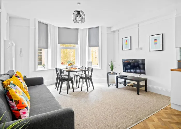 Spacious One Bed Apartment, Contractor Friendly, Sleeps 6, Free Secure Parking, Near Beach