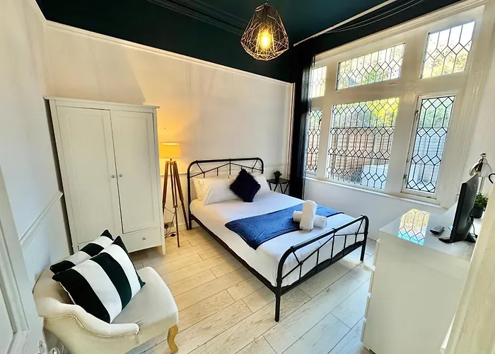 Spacious Bournemouth Apartment - Close To Town Centre And Beach - Free Parking - Sleeps 6, United Kingdom
