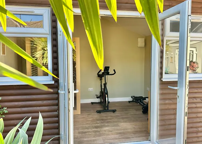 Luxurious Retreat - Hot Tub - Pool Table - Gym - Sauna - Cinema Room - Free Parking - Wifi - Close To Beach Bournemouth, United Kingdom