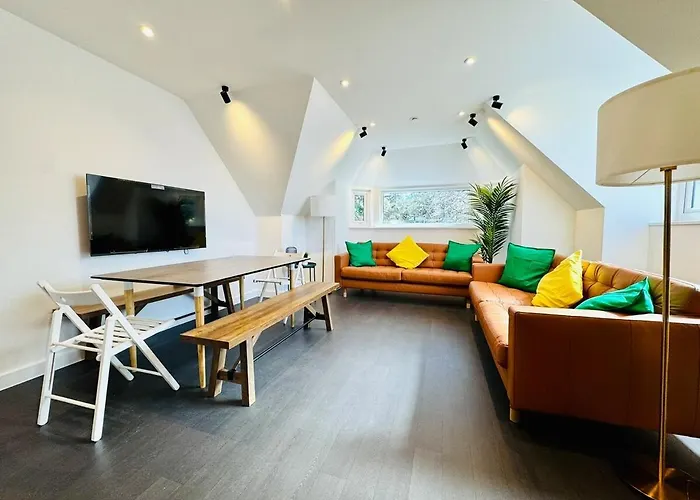 Big Penthouse - 3-Bedroom - 2-Bathroom - Sleeps 8 Bournemouth, United Kingdom