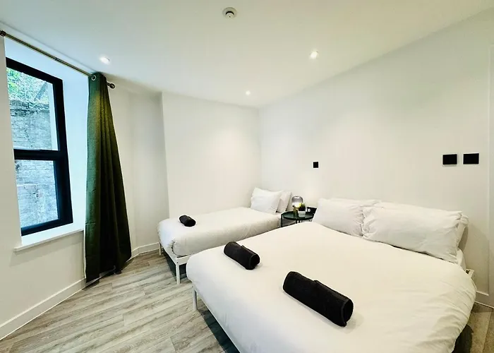 Big Bournemouth 4-Bedroom - 2-Bathroom - Sleeps 10, United Kingdom