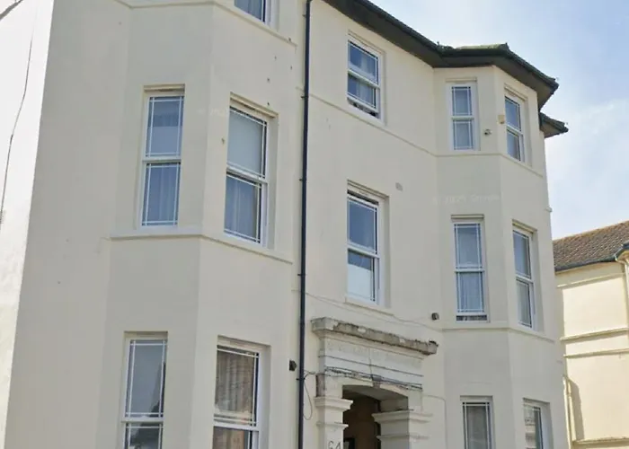 The Bournemouth Haven - Brought To You By Coastline Retreats - Grand 2 Bedroom Luxury Apartment - 3 Mins Walk To Beach - Superfast Wifi - Sleeps 6, United Kingdom