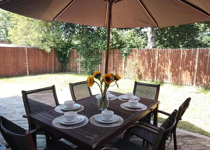 3 Bedroom House, Garden, Bbq, Parking , Wi-Fi, Smart Tv, Stay For Work, Close To The Beach, Shops, Hospital, Airport Bournemouth, United Kingdom
