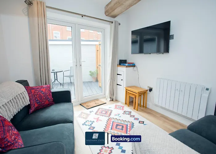 2 Bed House By Southern Stays Short Lets & Serviced Accommodation Bournemouth With Parking - Relocation & Family, 1Km From The Beach, United Kingdom