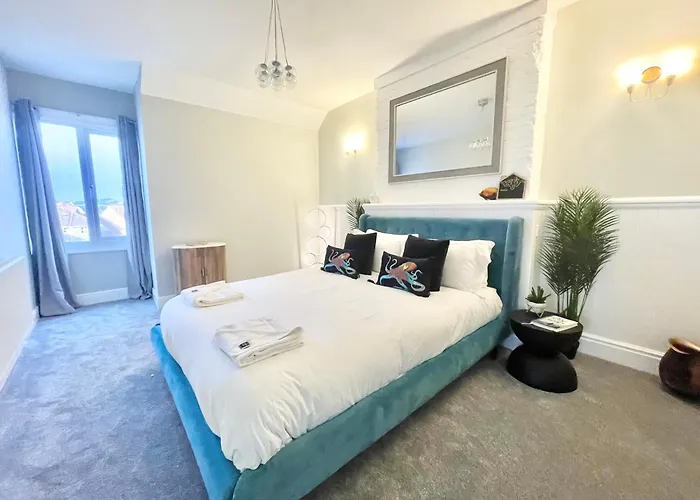 Coastline Retreats - Underwater Apartment - 2 Minutes From The Beach -Netflix