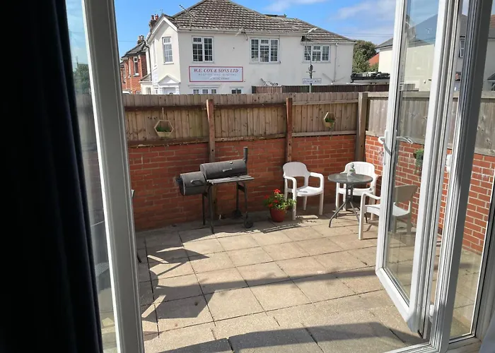 Spacious Bournemouth Home With Bbq, Outdoor Seating & Large Tv, United Kingdom