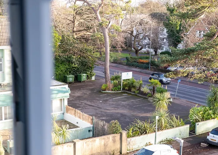 Palm Court Beachside Retreat: Cozy 2-Bedroom Flat in Bournemouth