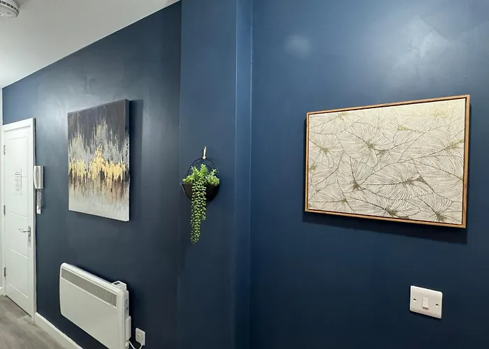 Spacious One Bedroom Apartment - With Parking And Wifi - Town Centre Location - Gated Access - Walk To Beach! Bournemouth, United Kingdom
