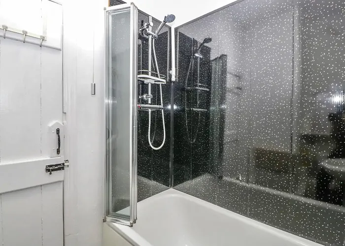Homely Haven: Spacious 4-Bedroom with Free Parking & Fast Wi-Fi Bournemouth, United Kingdom