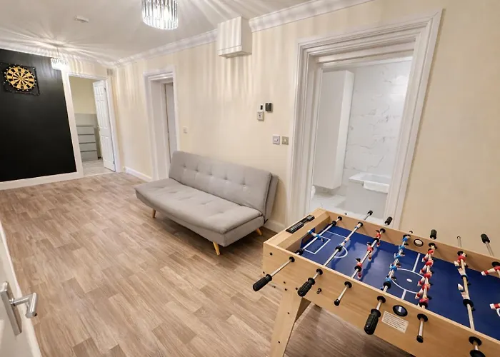 Glen Fern Lodge - Garden Apartment With Parking - Heart Of Bournemouth Town Centre - Close To Beach - Darts And Table Football - Sleeps 11, United Kingdom