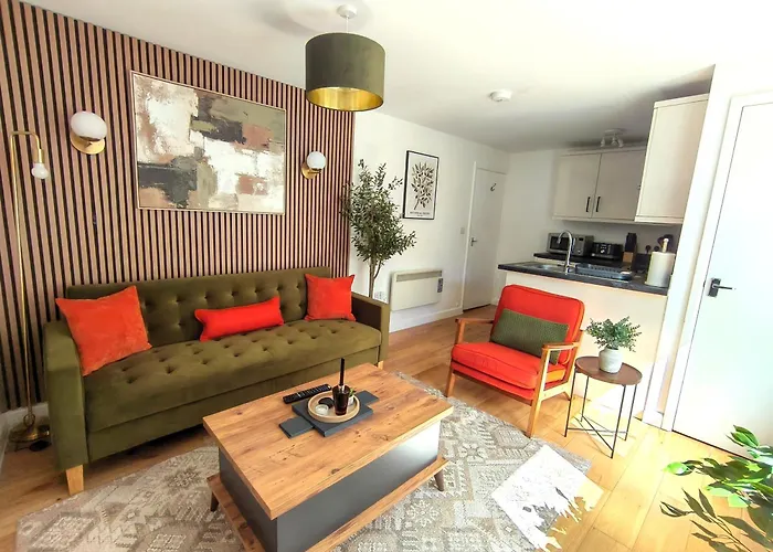 Sea Breeze, Stylish 2 Bedroom Flat, Sleeps5, Internet And Parking, 10 Min To Beach, Co-Op Is Downstairs Bournemouth, United Kingdom