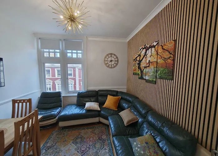 High Street Views Large 3Br - Sleeps 7 - 10 Min Walk To Beach - Ideal For Groups, Families, Contractors Bournemouth, United Kingdom