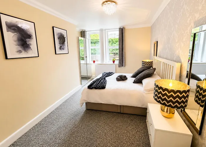 Glen Fern Lodge - Garden Apartment With Parking - Heart Of Bournemouth Town Centre - Close To Beach - Darts And Table Football - Sleeps 11